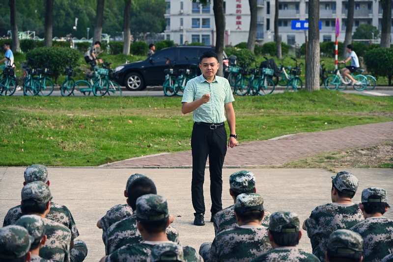 金秋送暖递关怀，殷切寄语励军心——波特兰学院举行2025级新生军训慰问活动